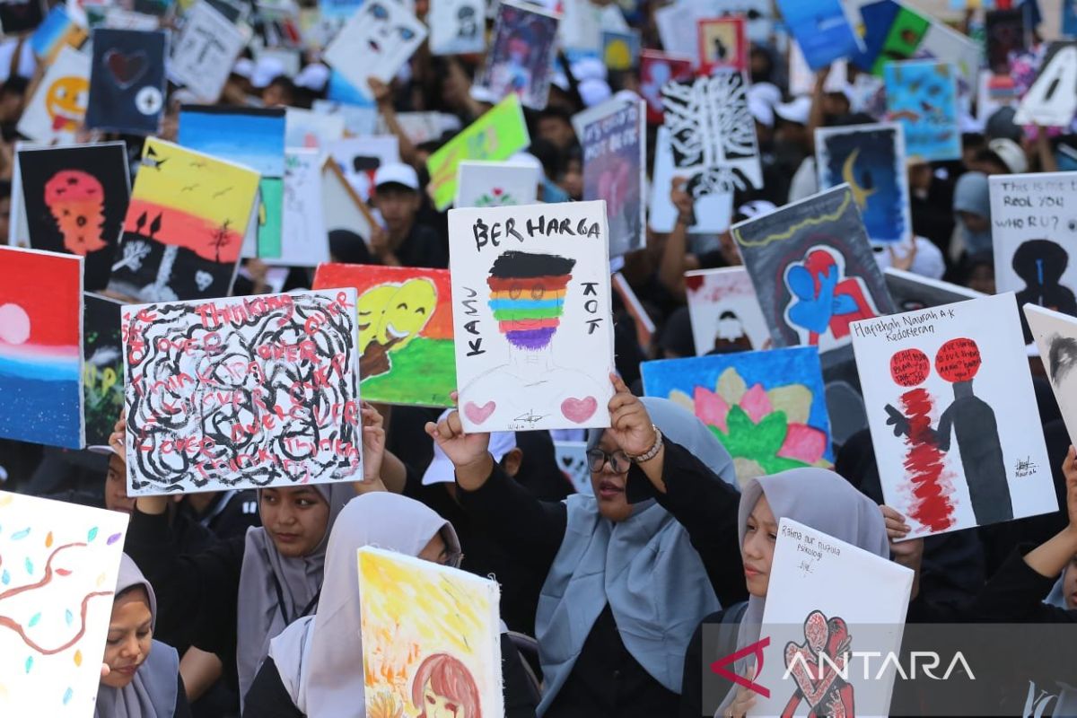 Ribuan maba UM Surabaya kampanye kesehatan mental melalui lukisan