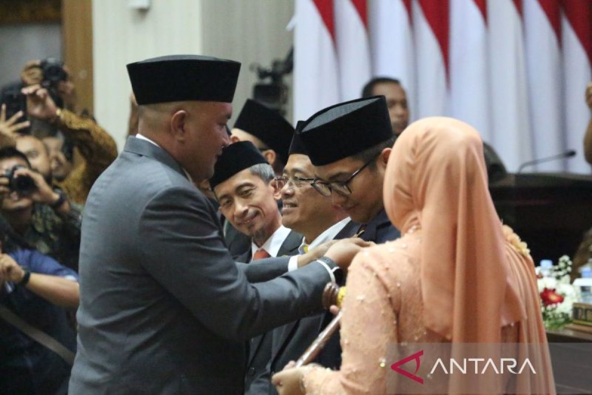 Rudy Susmanto serahkan palu pimpinan DPRD Bogor kepada Sastra Winara