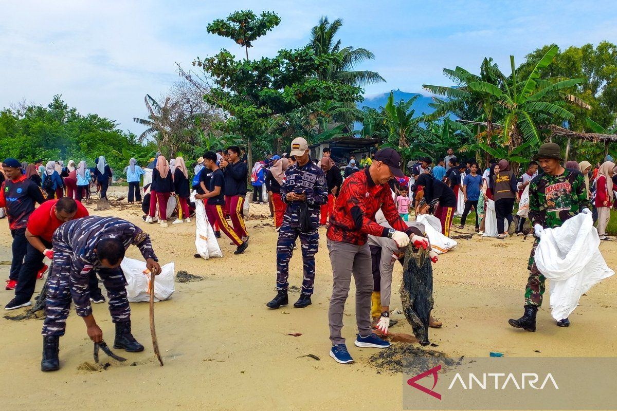 Pemkab Natuna bersama dengan relawan bersihkan sampah di wilayah pesisir