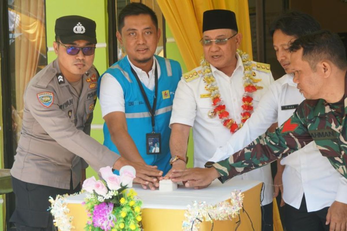 Foto - PLN-Pemkab Kotabaru resmikan penyalaan listrik di Kelumpang Utara