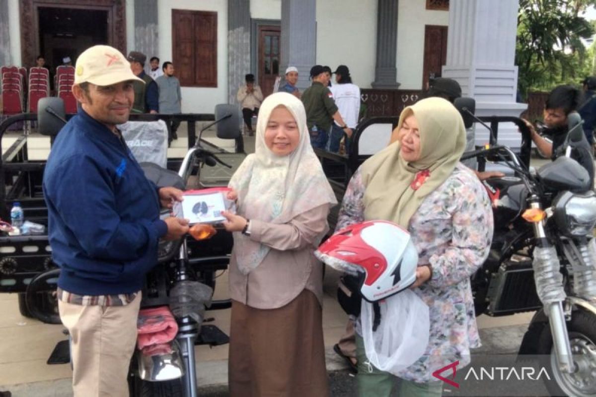 Pemkab Mukomuko bagikan sarana pertanian kepada petani