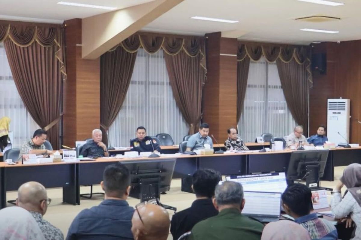 Foto - Badan Anggaran DPRD Banjarbaru bersama TAPD Pemkot bahas APBD 2025