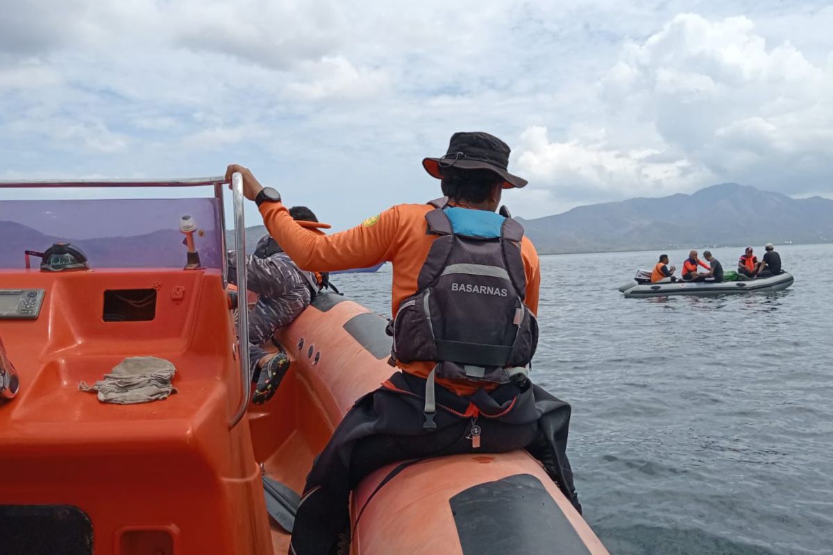 Tim SAR mencari ABK yang jatuh ke laut di Flores Timur NTT