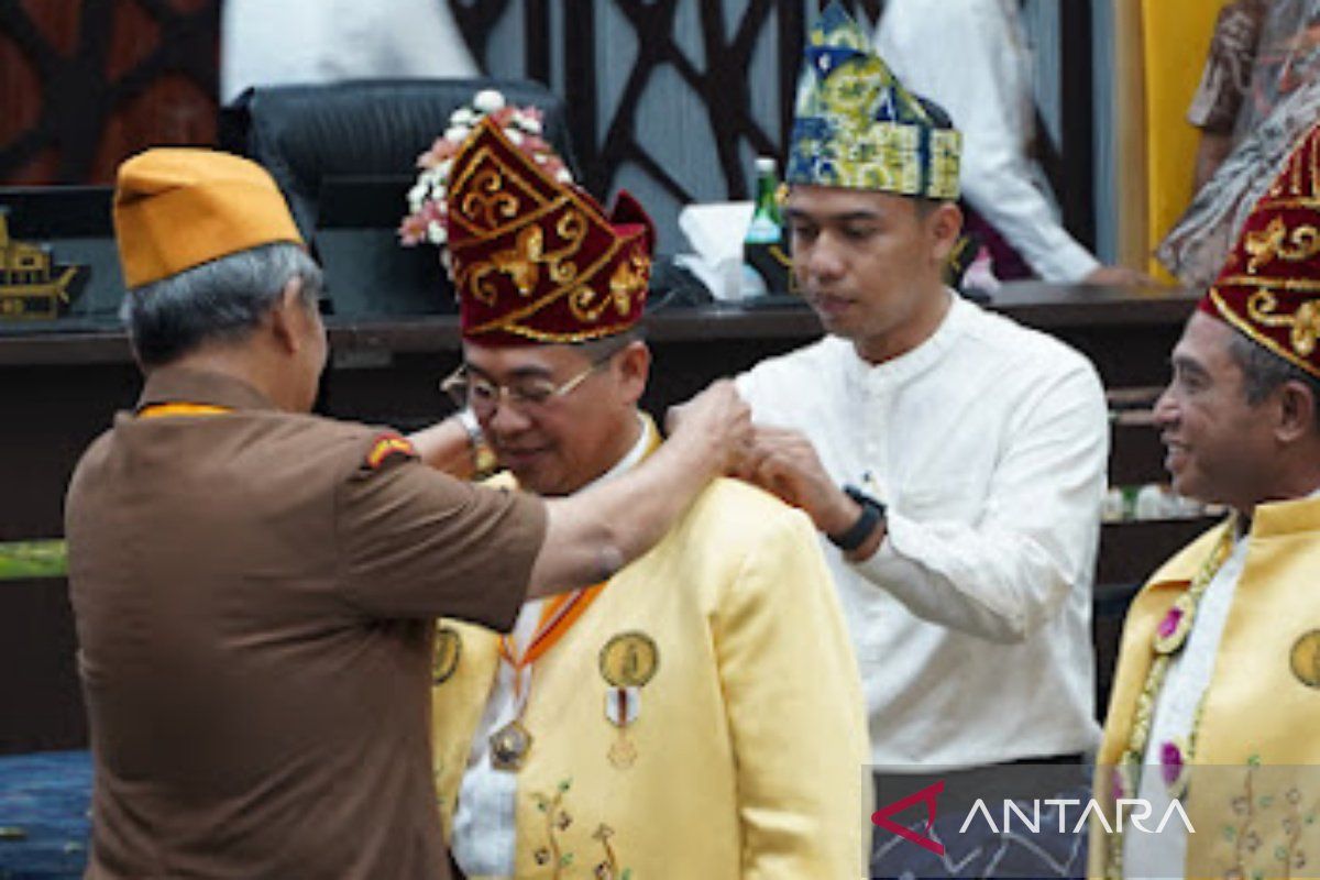 LAPSUS - Wali Kota Banjarmasin terima anugerah Bintang LVRI saat Rapat Paripurna