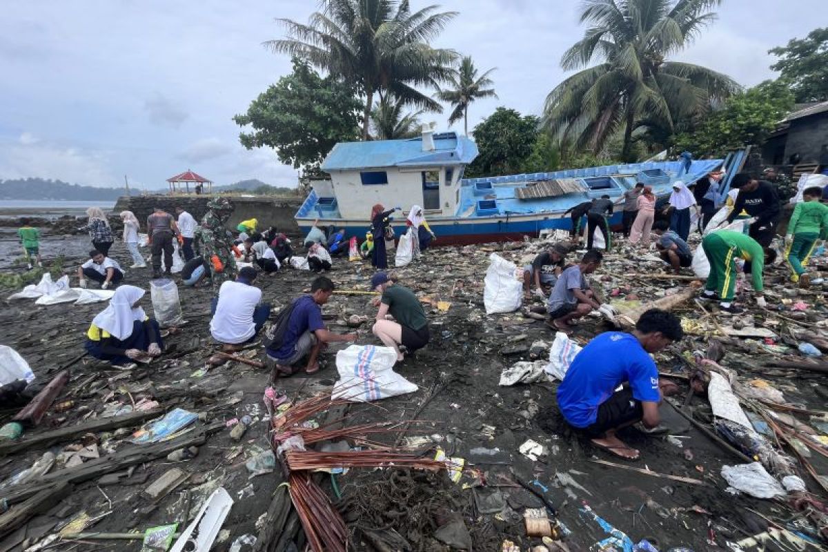 LSM MCC bersama masyarakat kumpulkan 736,11 kilogram sampah di Pesisir Banda Naira