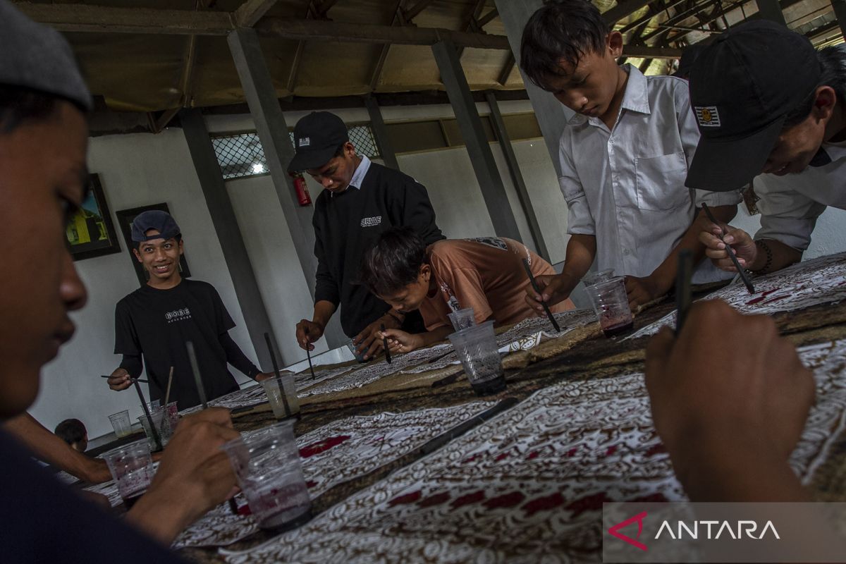 Pelatihan membuat batik khas Banten