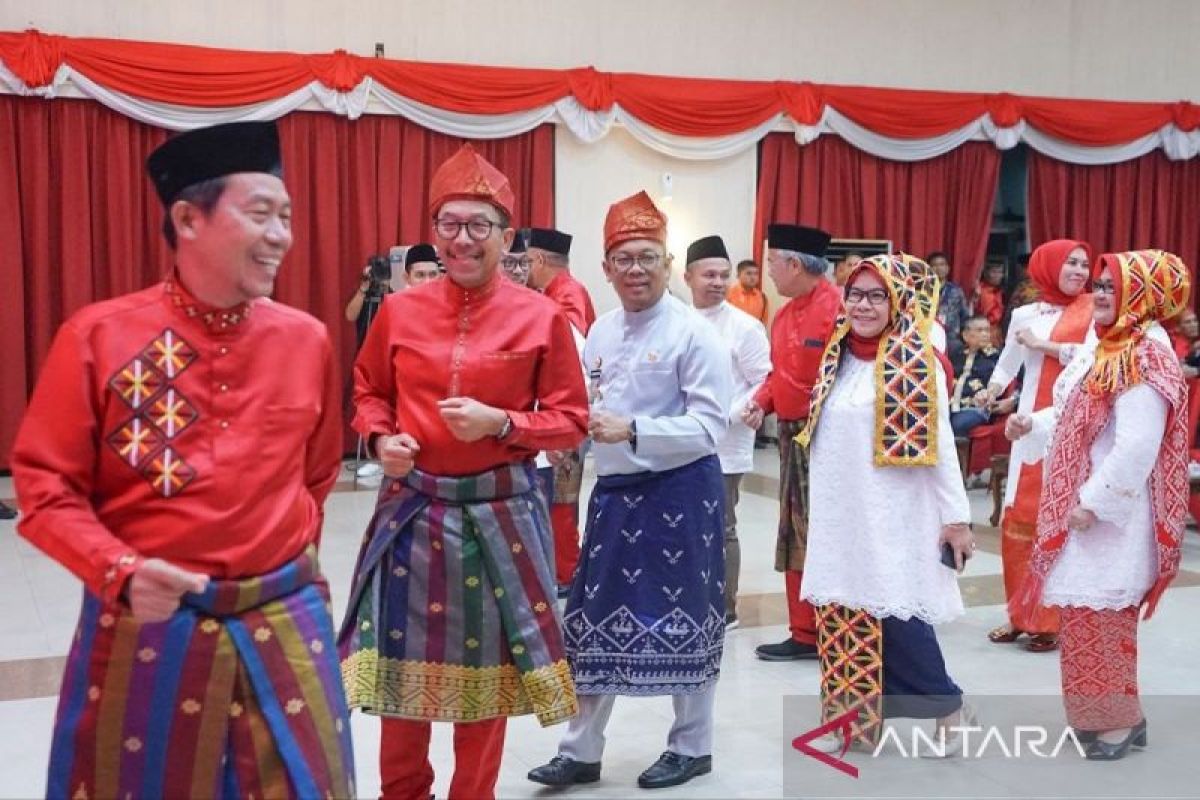 Beginilah keseruan Pj Gubri Rahman Hadi menari Randai Kuantan bersama IKKS Pekanbaru