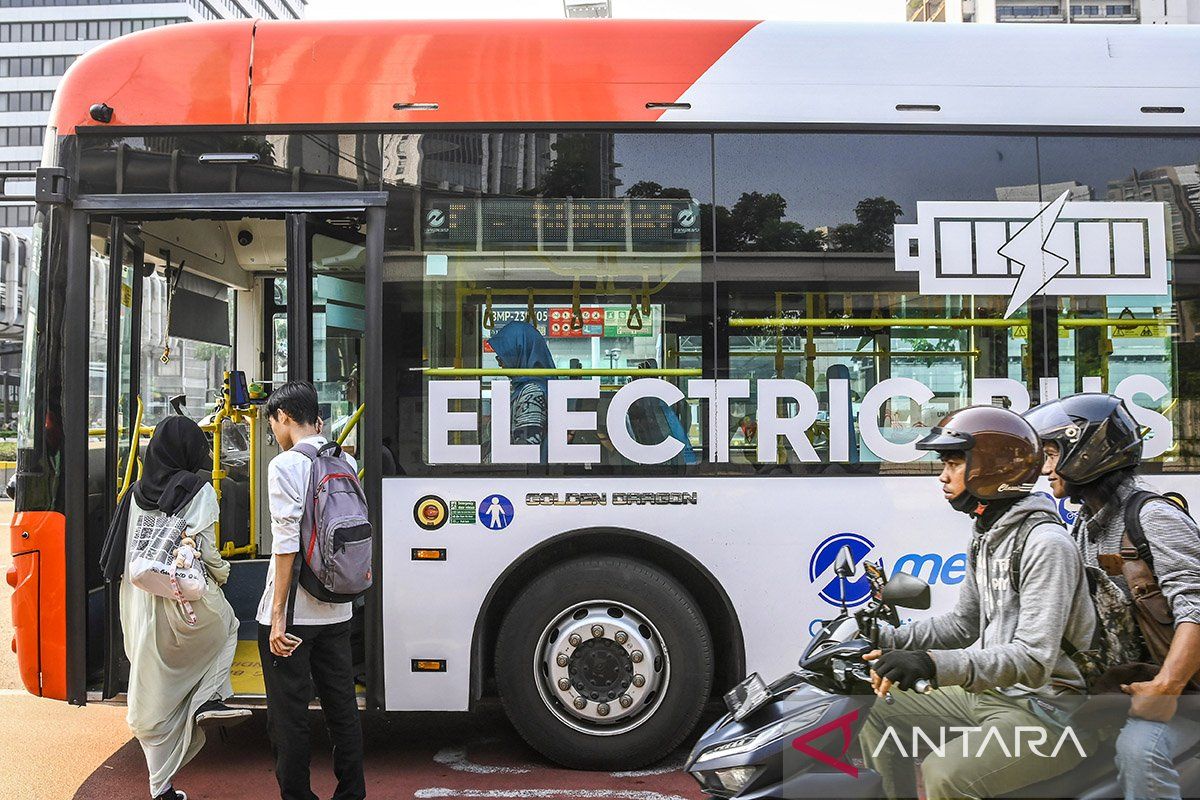 Menko Airlangga mendorong daerah lain tiru Jakarta adopsi bus listrik