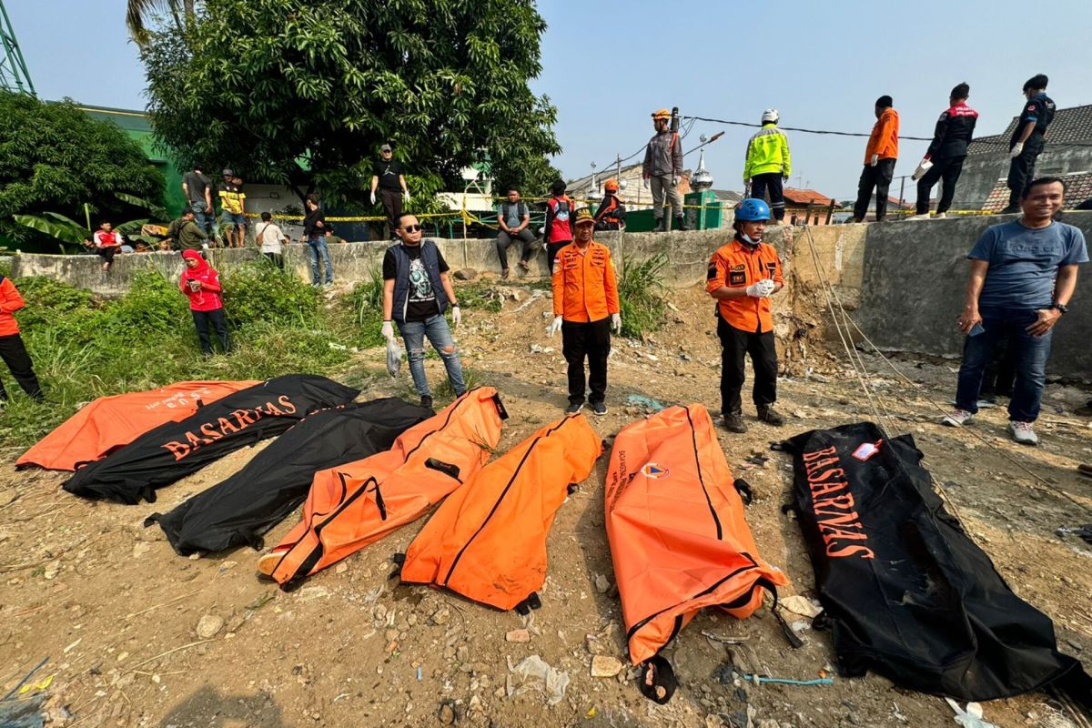 Polisi dan BPBD evakuasi penemuan 7 mayat di Kali Bekasi