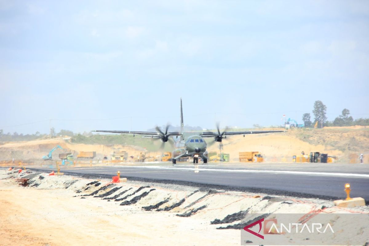 3 pesawat TNI AU uji coba landasan pacu Bandara Nusantara