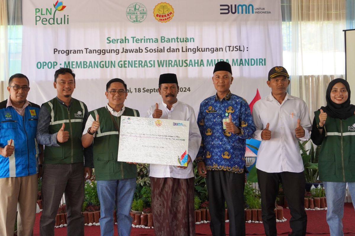 PLN Kalselteng bantu peralatan produksi wirausaha santri di pondok pesantren