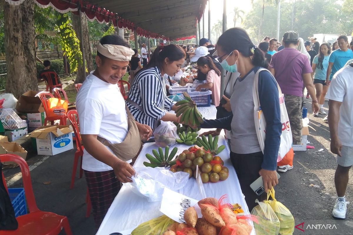 TPID turunkan 10 persen harga bahan pokok di pasar Galungan-Kuningan