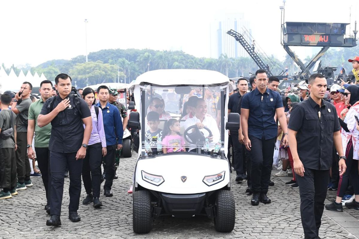 Jokowi ajak cucu kunjungi pameran alutsista HUT Ke-79 TNI di Monas