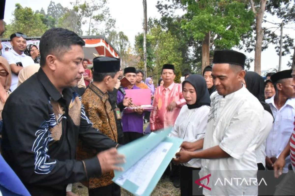 30 pasutri di Dulamayo Gorontalo terima buku nikah