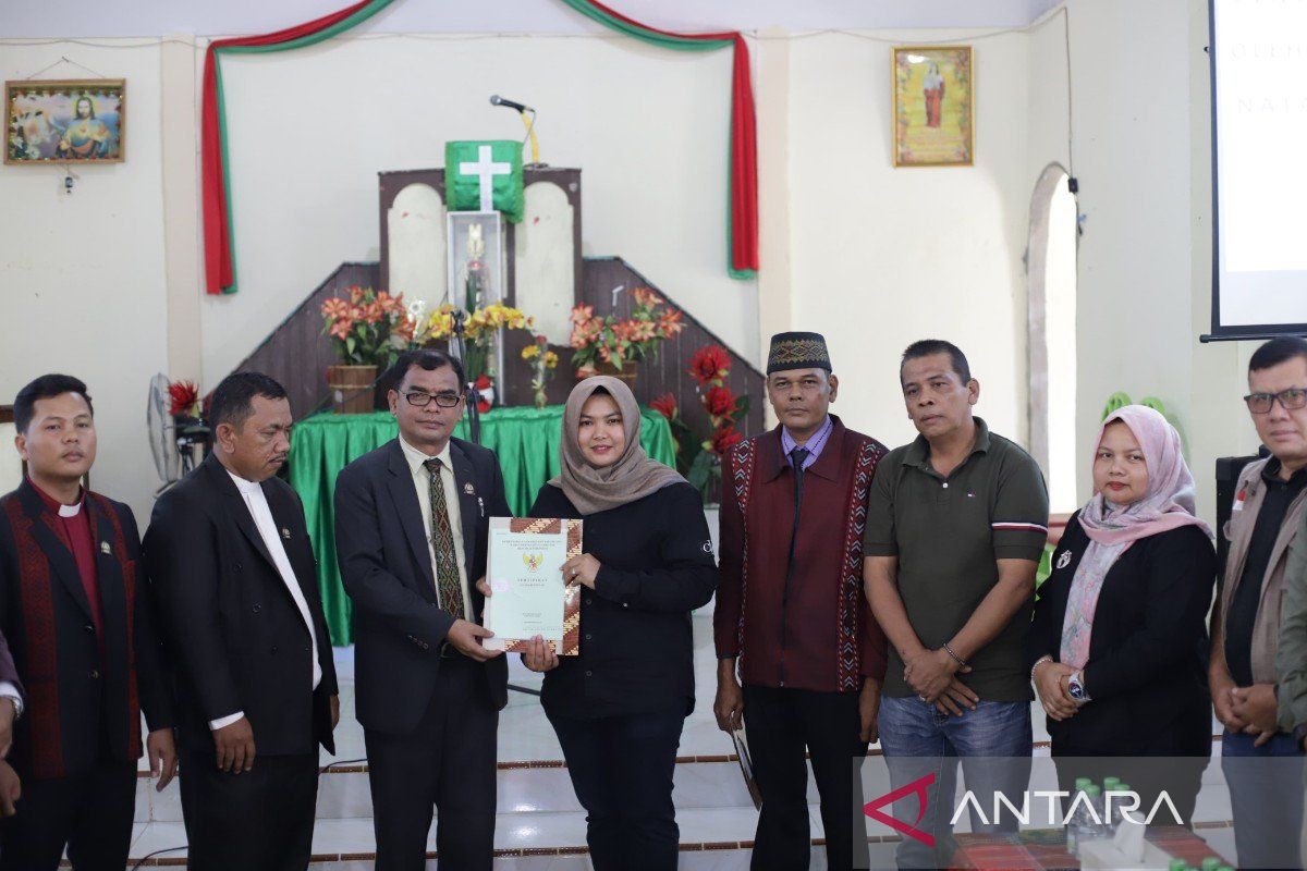 Atika serahkan sejumlah sertifikat gereja di Mandailing Natal