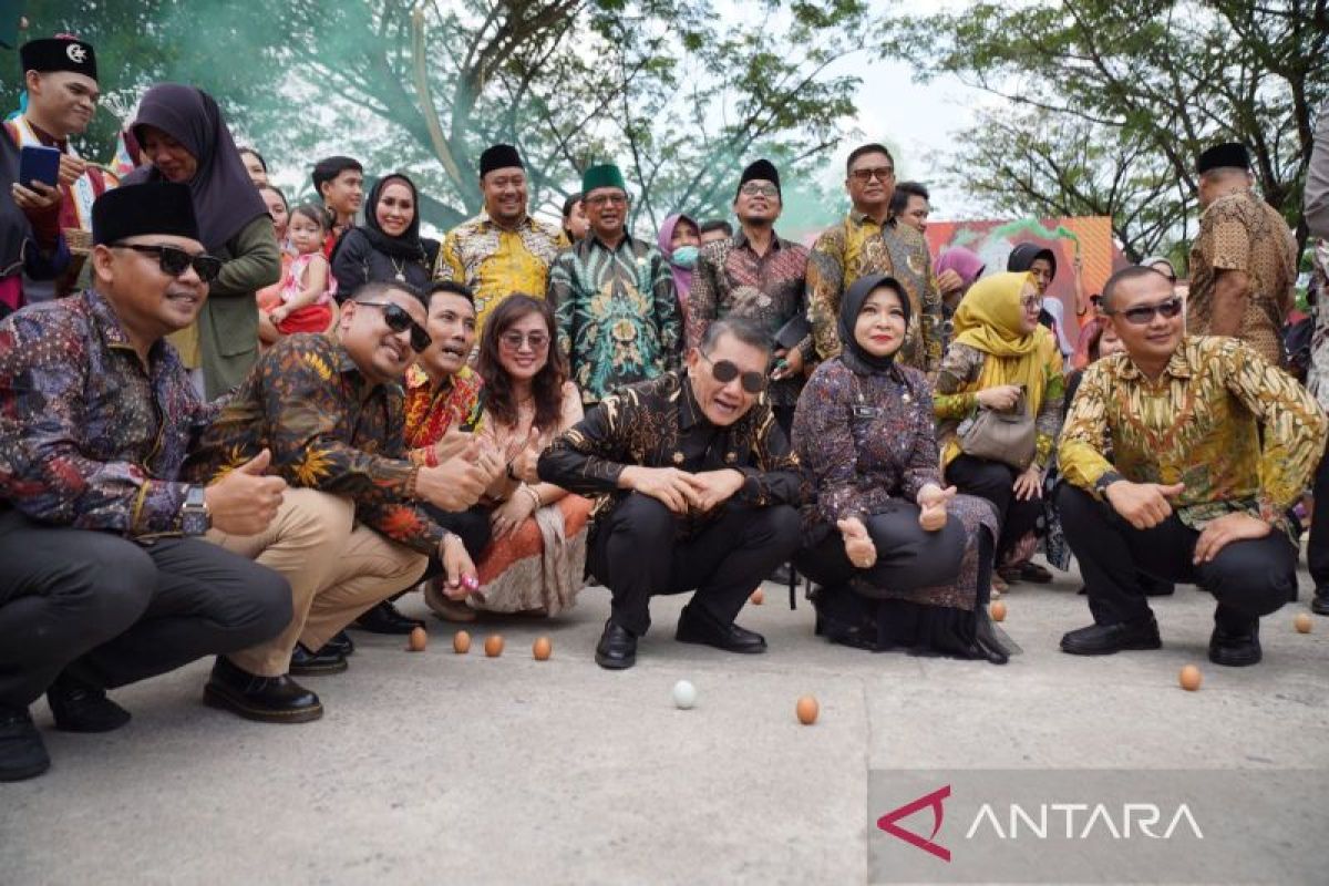 Atraksi dirikan telur - hilang bayangan pesona Tugu Khatulistiwa