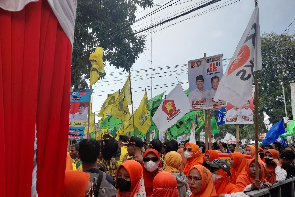 Ribuan pendukung paslon padati kantor KPU Serang saat pengundian nomor