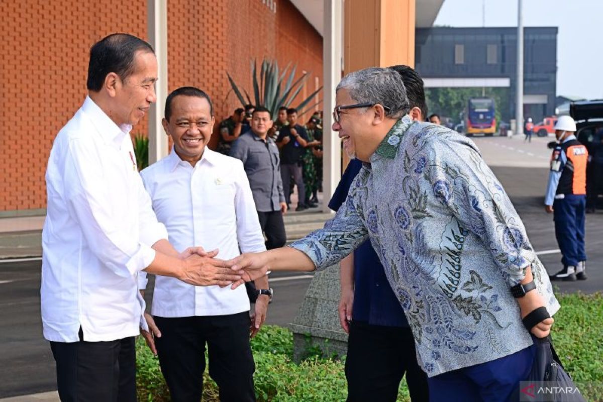 Jokowi ke NTB bersama Fahri Hamzah selaku putra daerah