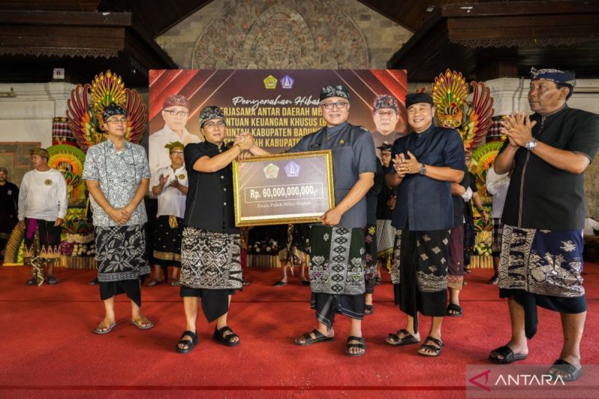 Pemkab Badung serahkan bantuan Badung Angelus Buana untuk Kabupaten Gianyar