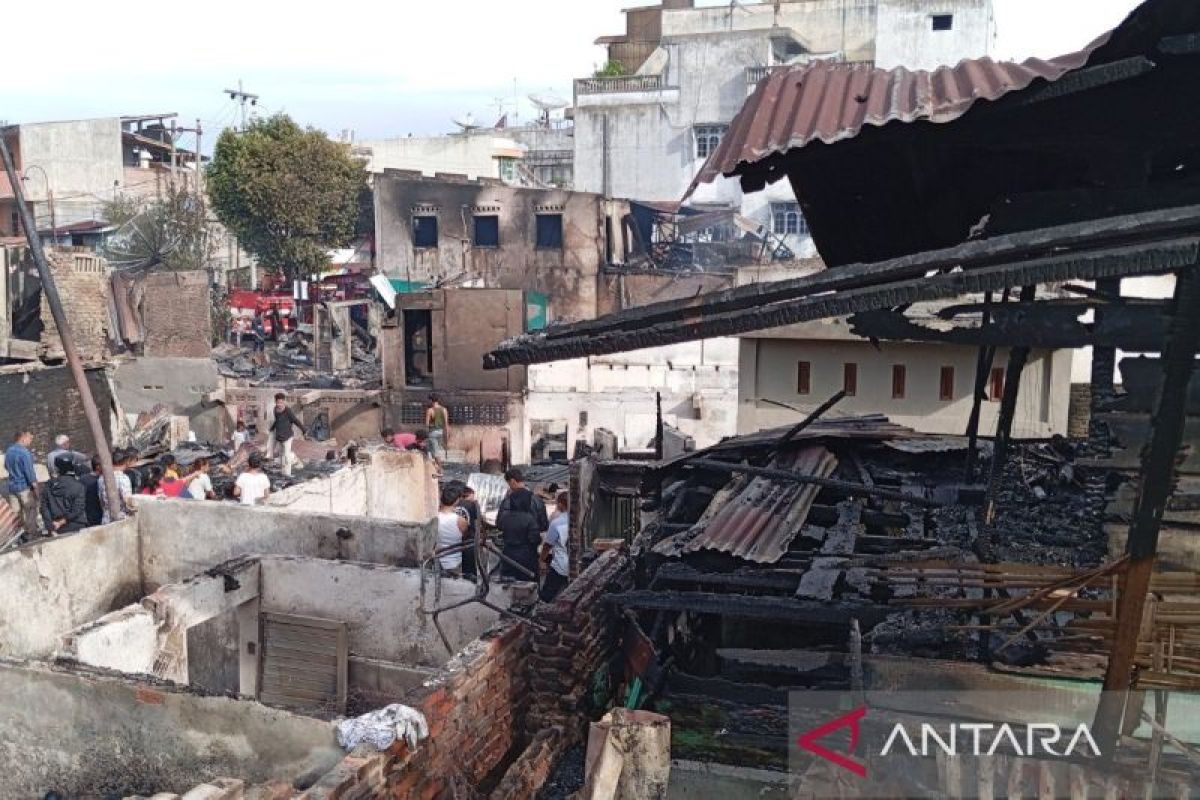 Rumah padat penduduk belakang Pasar Horas terbakar