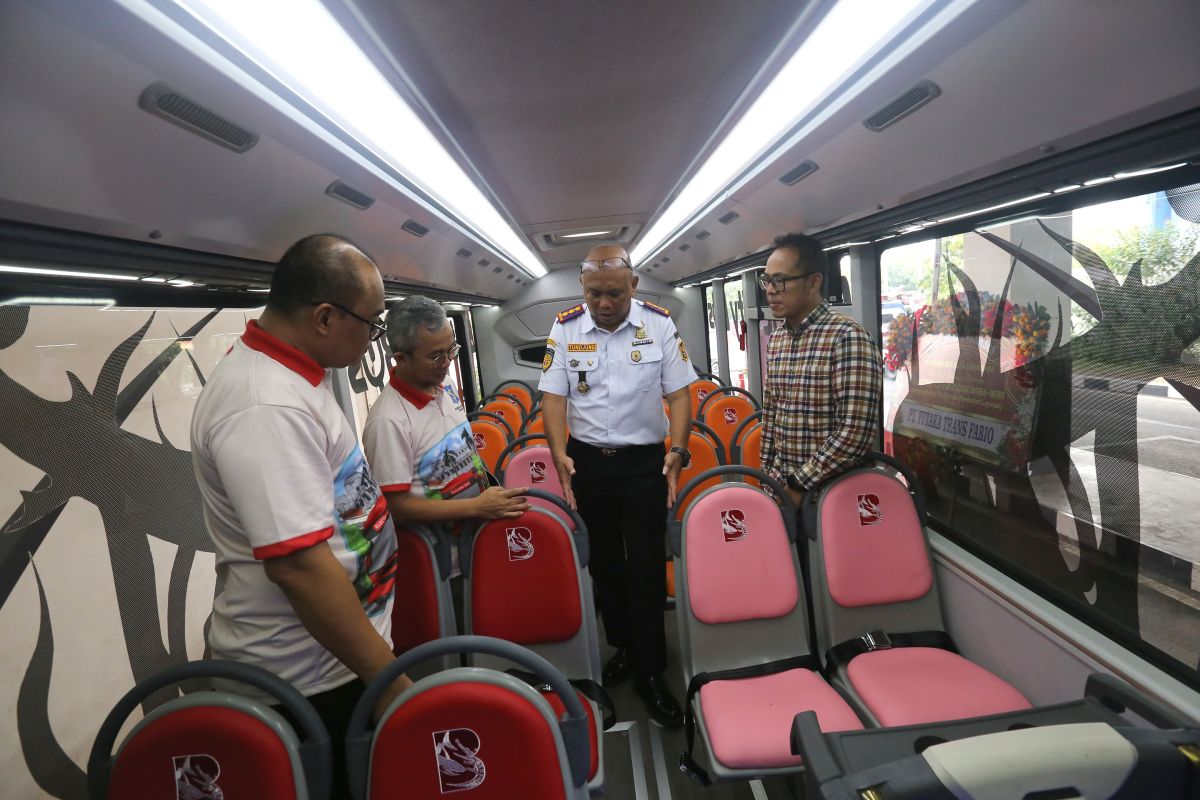 Urai kemacetan, Pemkot Surabaya luncurkan bus listrik