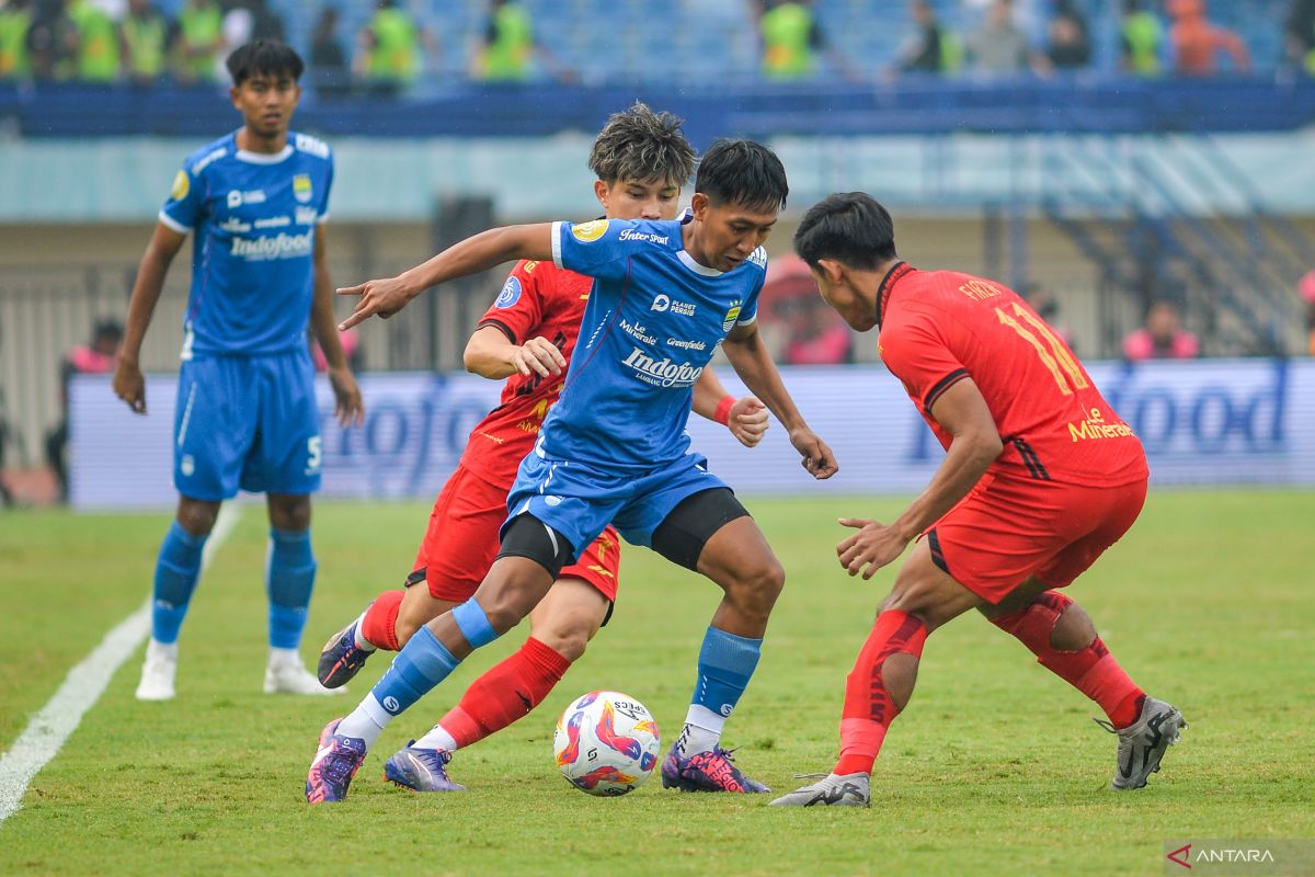 Persib Bandung tundukkan Persija Jakarta 2-0 pada laga klasik