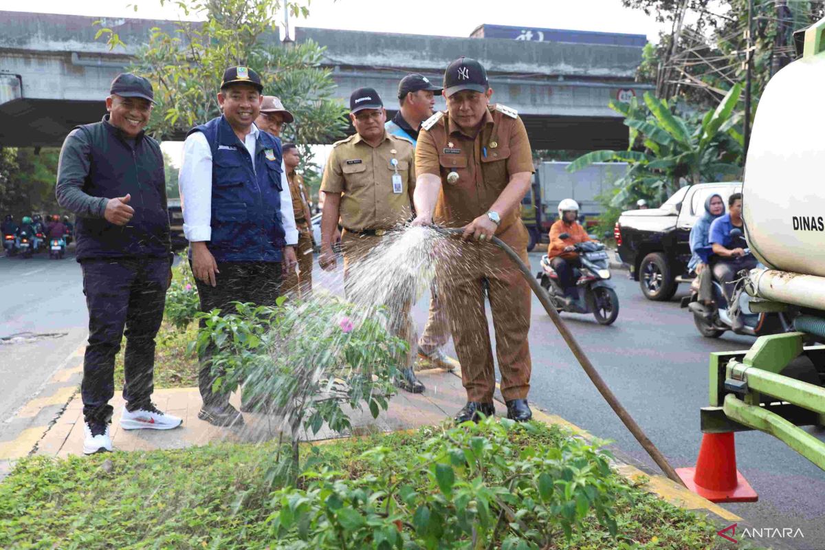 Pemkab Bekasi percantik median Jalan Kalimalang wujudkan menjadi ikon daerah