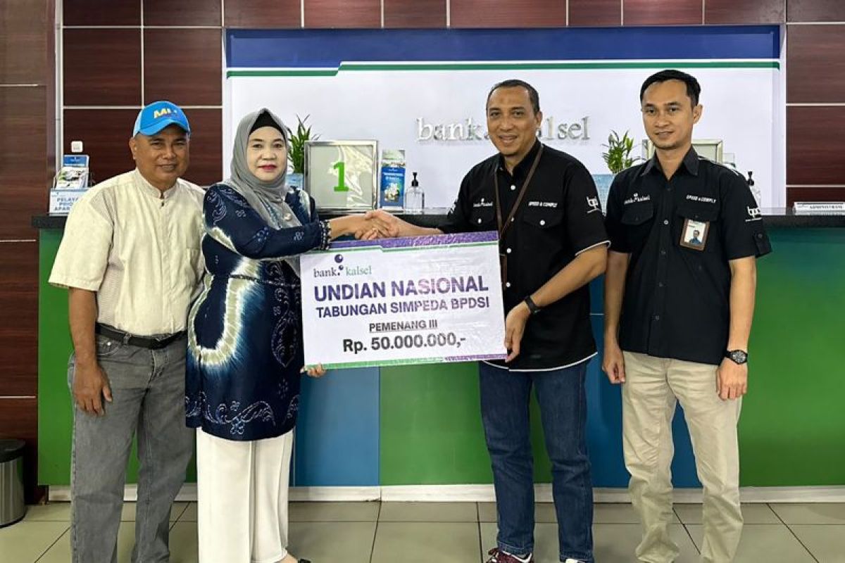 Nasabah Bank Kalsel dapat hadiah undian nasional simpeda BPDSI 2024