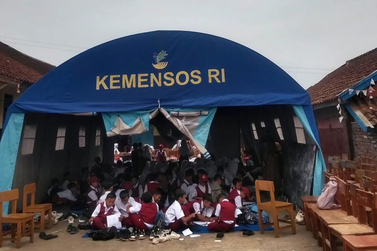 Kemensos dirikan sekolah darurat di delapan titik bagi penyintas gempa di Bandung