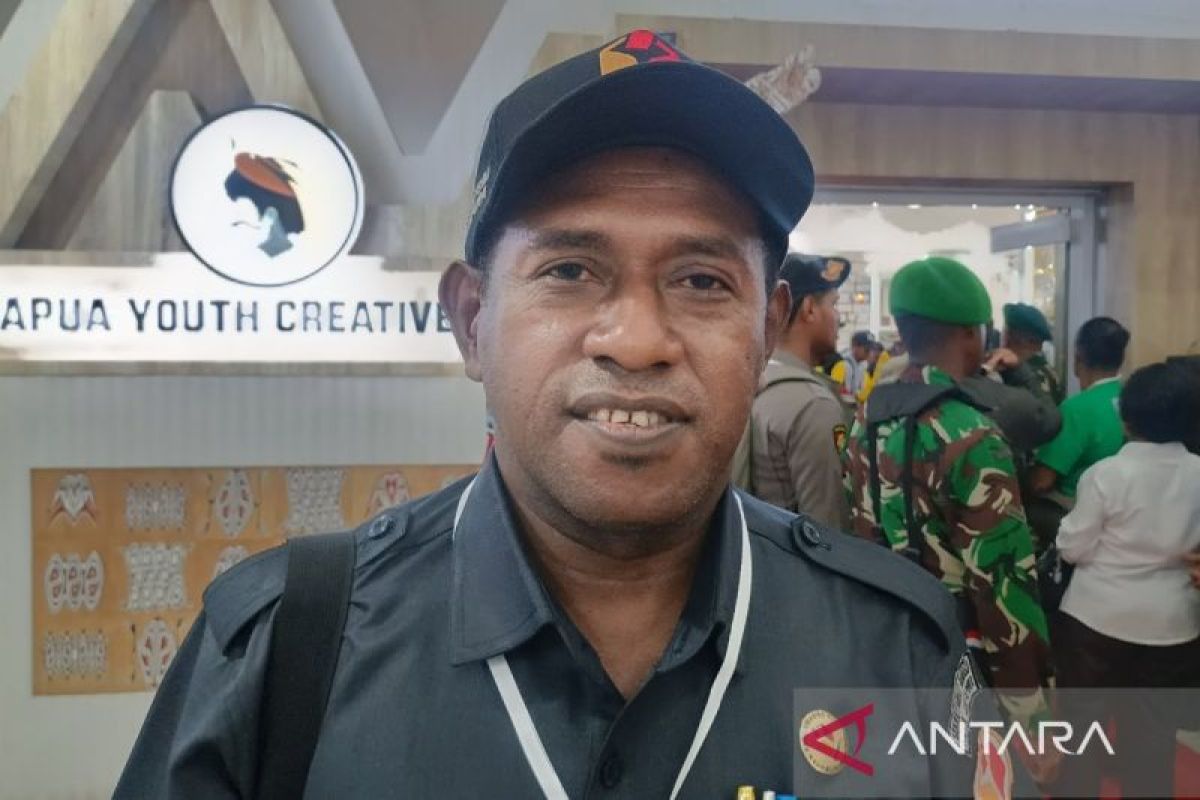 Bawaslu Kota Jayapura tertibkan APK Pilkada 2024