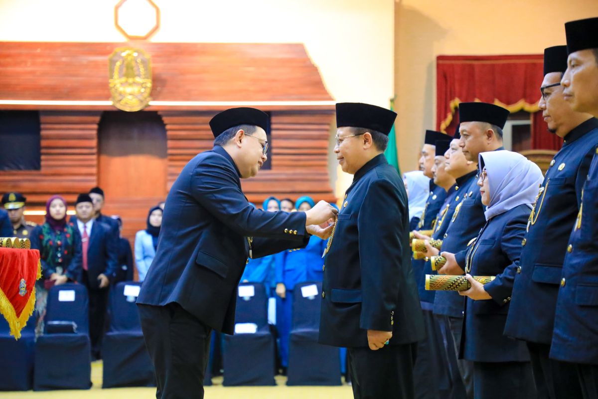 Pj Gubernur Jatim kukuhkan 13 Pjs bupati/wali kota