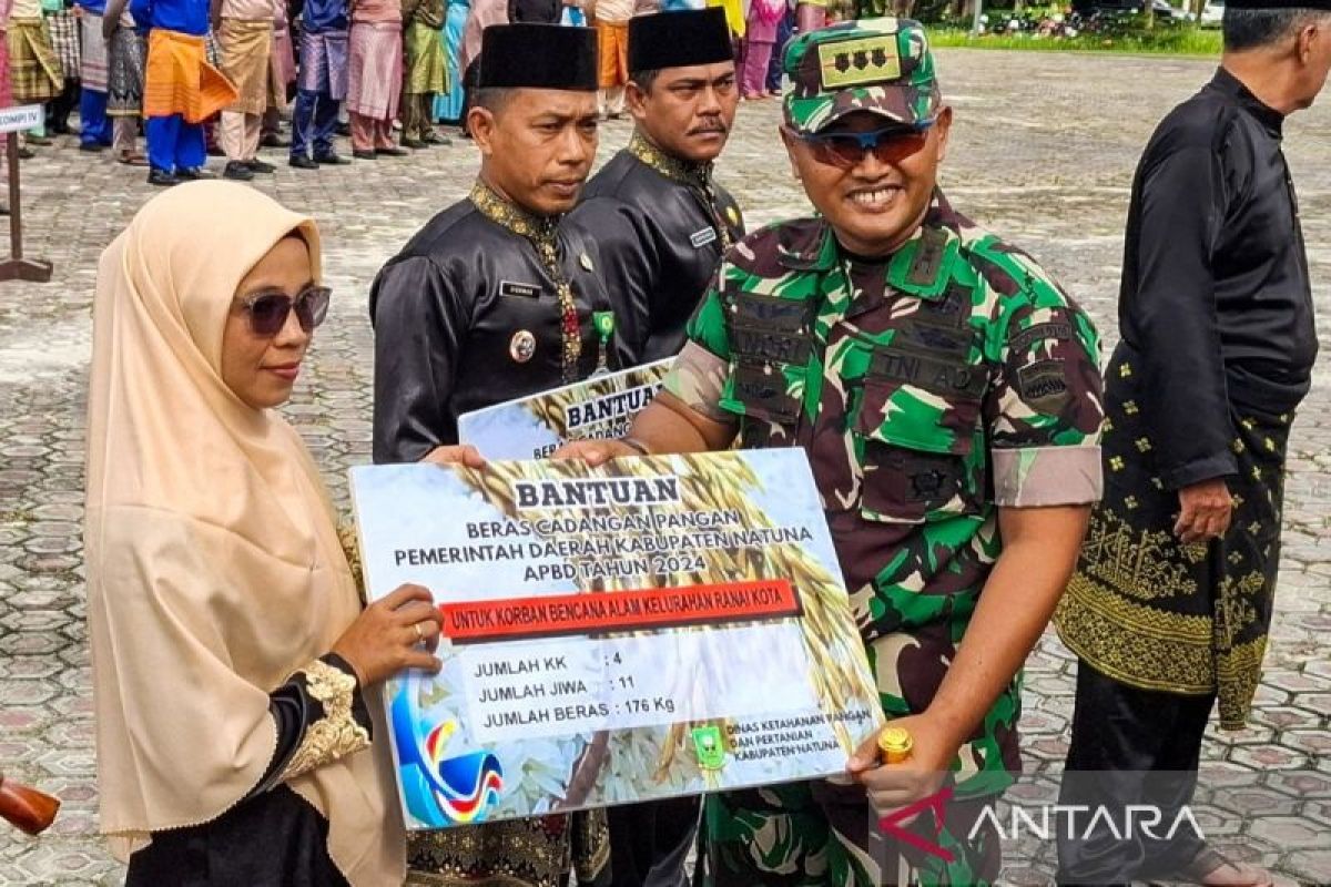 Pemkab Natuna Kepri beri bantuan beras kepada korban bencana alam