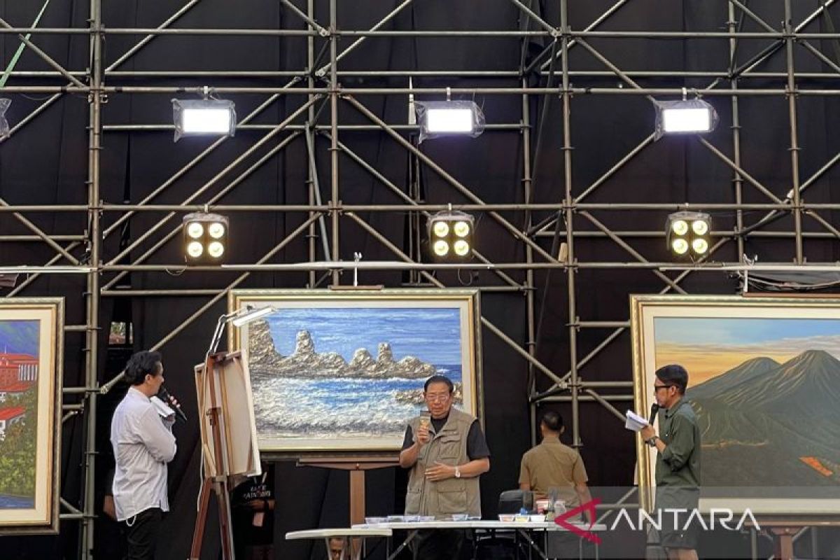 SBY melukis ditemani  VinDes pada Pestapora 2024