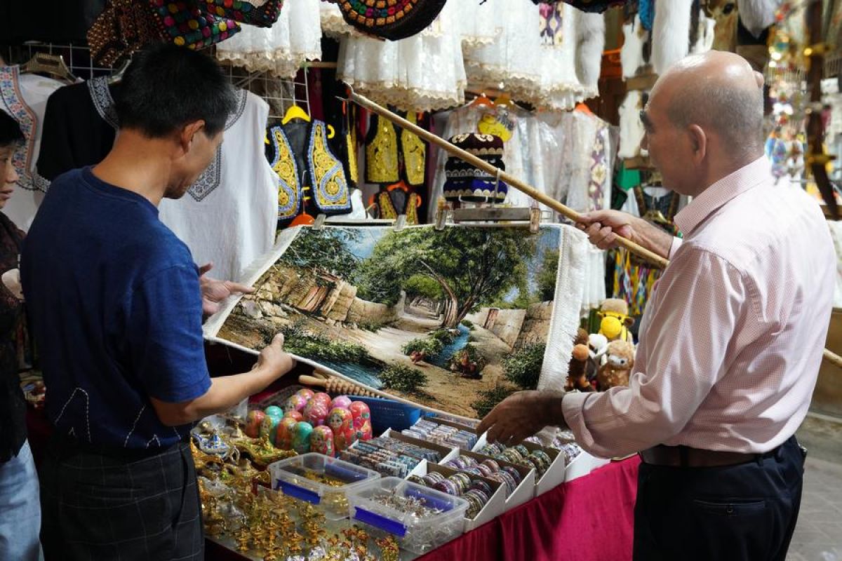 Menikmati pesona malam kota kuno Kashgar