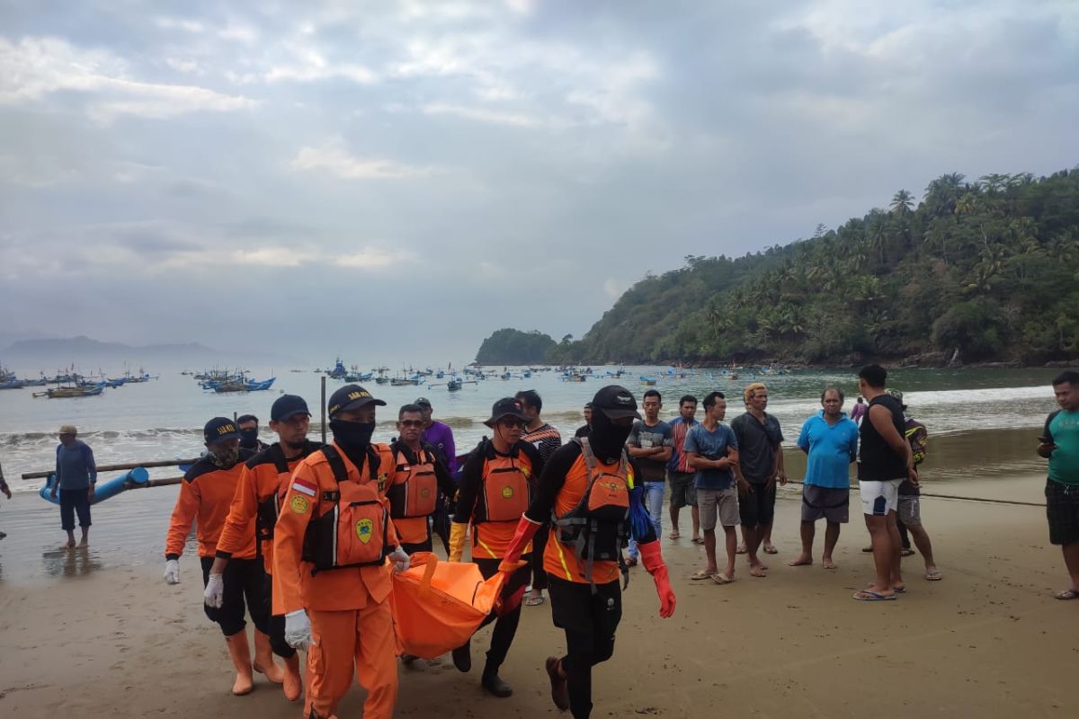 Tim SAR evakuasi nelayan hilang terseret ombak perairan Trenggalek Jatim