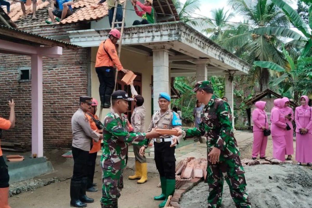 Belasan rumah rusak terdampak angin puting beliung di Trenggalek