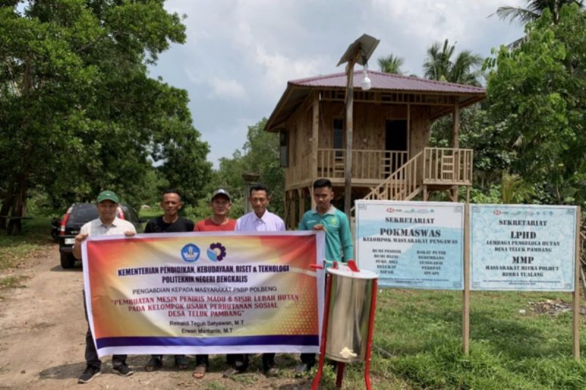 Mahasiswa Polbeng buat mesin peniris madu lebah hutan