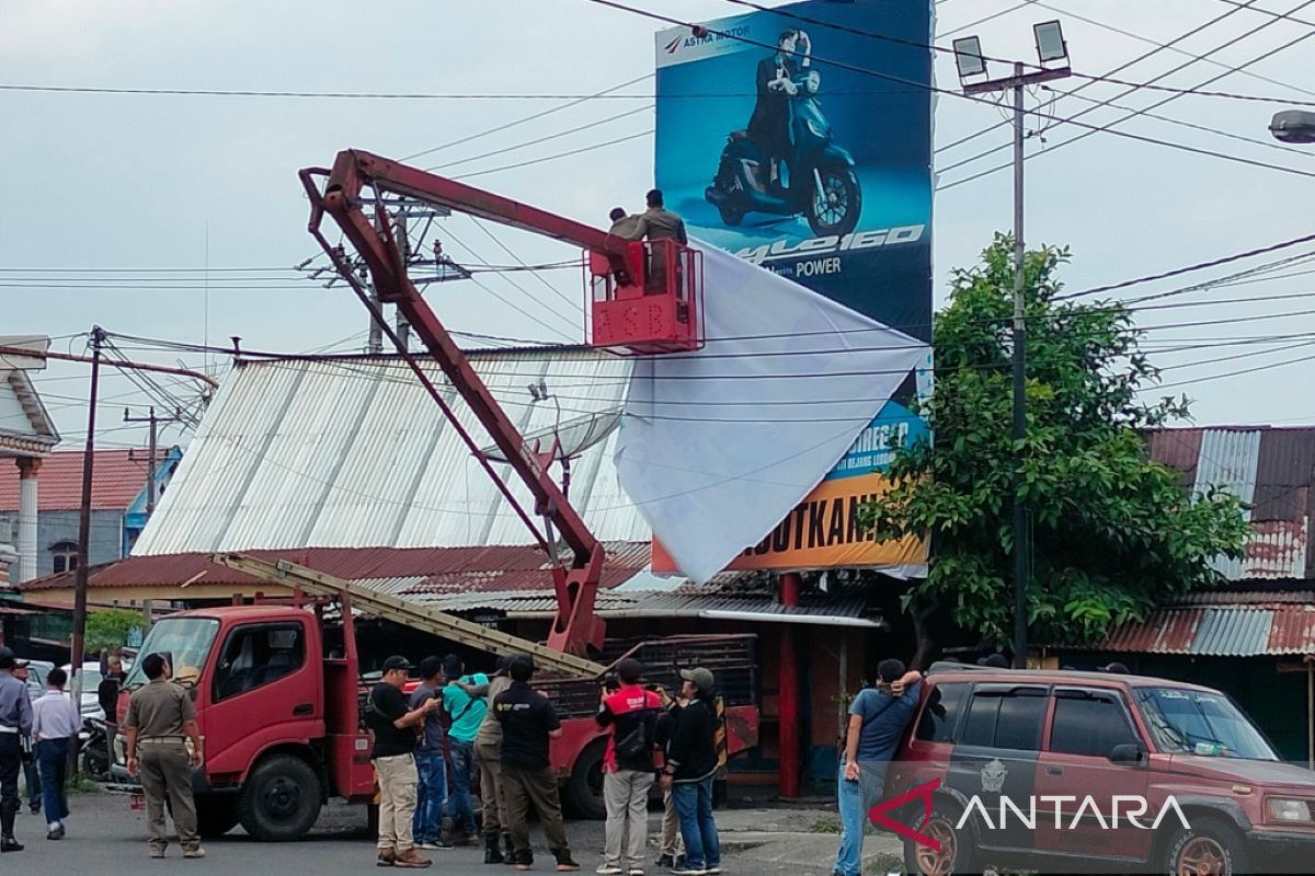 Bawaslu Rejang Lebong tertibkan pemasangan APS Pilkada salahi aturan