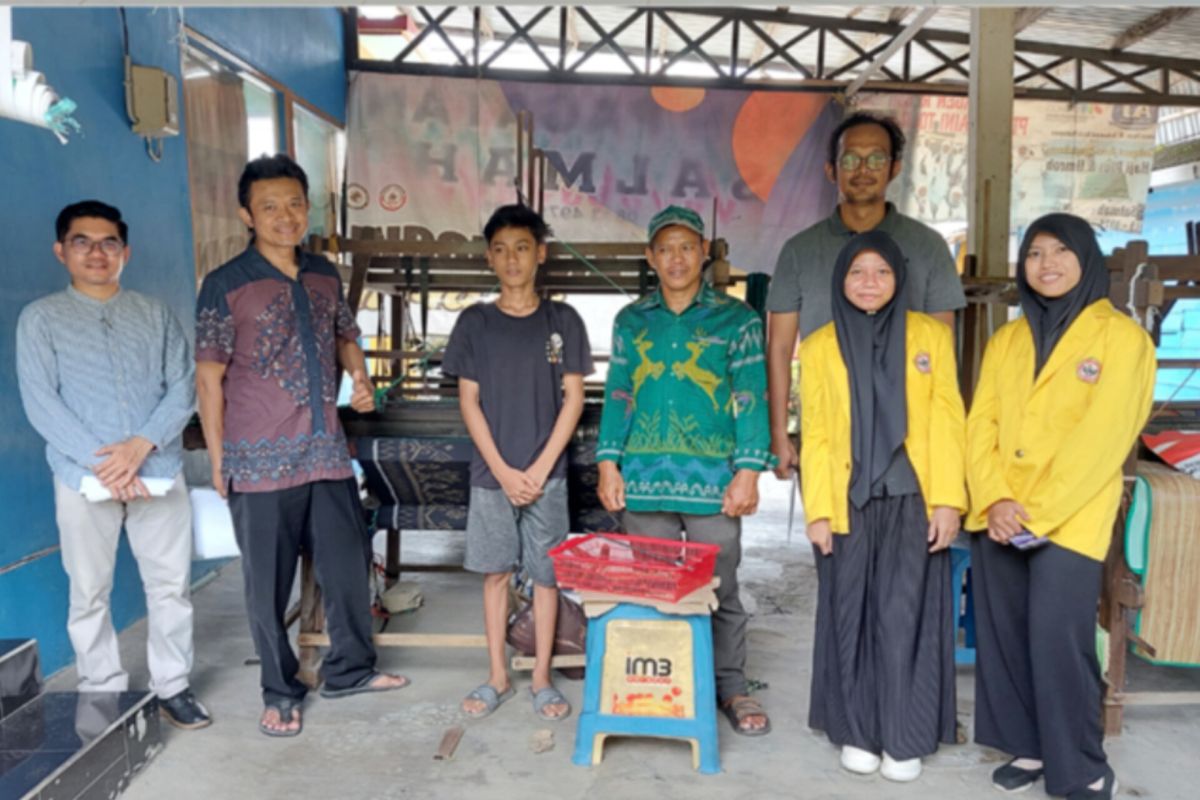 ULM-UNISM bina UMKM Tanah Bumbu tingkatkan produksi kain tenun