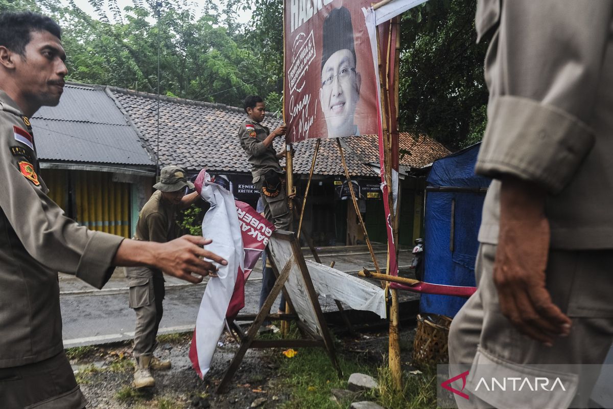 Penertiban alat peraga kampanye di Kabupaten Serang