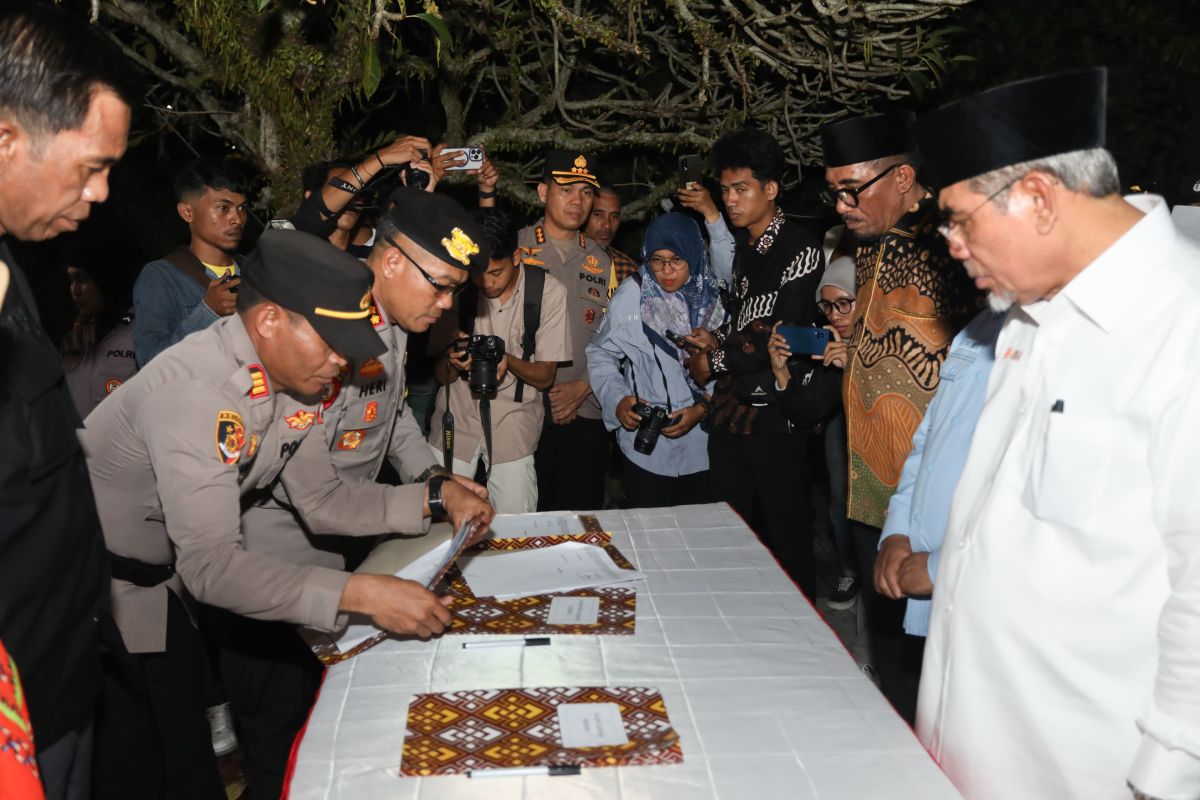 Polda Maluku Utara serahkan 48 personel pengawal pribadi cagub dan cawagub