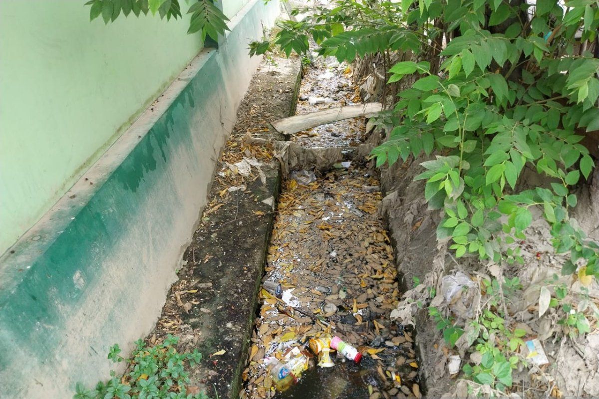 Penumpukan sampah di got sepanjang Jalan Ponegoro sebabkan banjir saat hujan