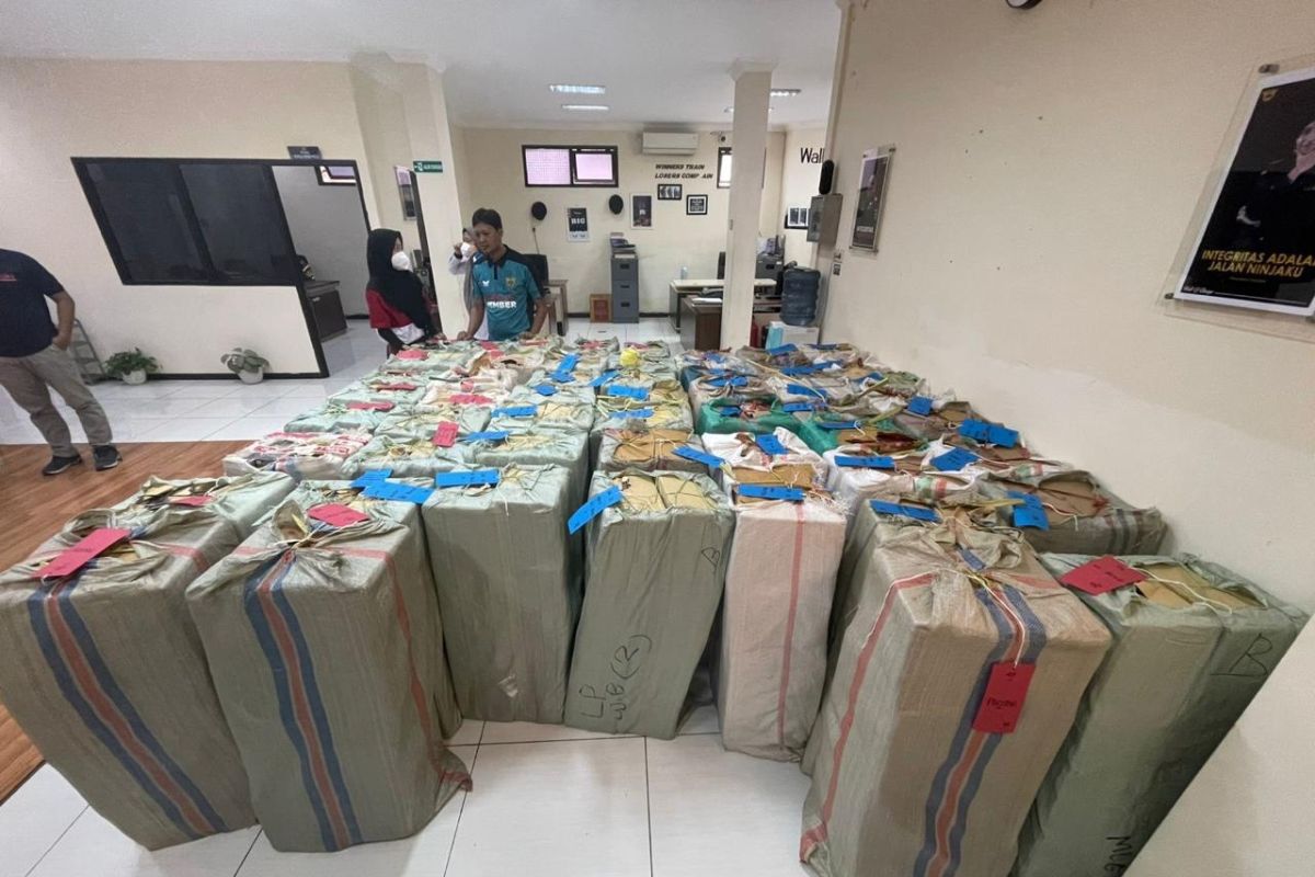 Gerebek Tempat Penyimpanan Rokok, Bea Cukai Jember Temukan Ratusan Ribu Batang Rokok Polos