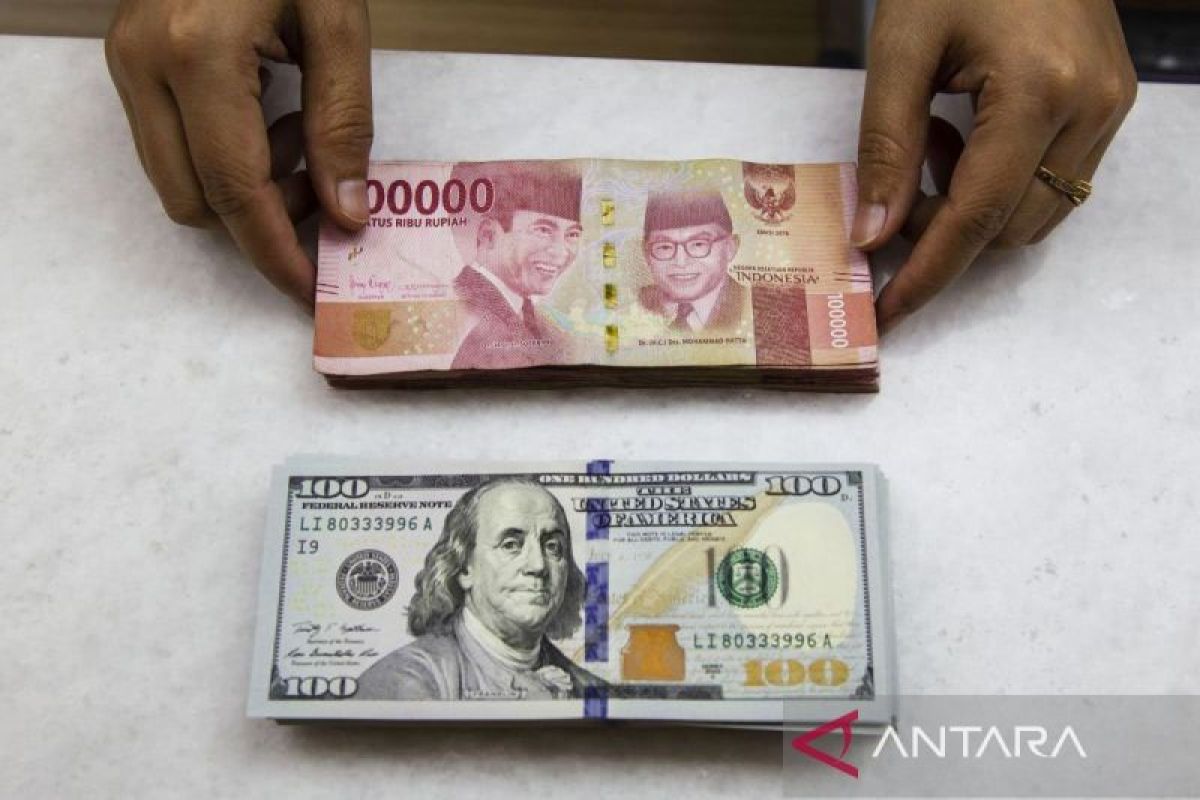 Rupiah tergelincir seiring pasar tunggu rilis data perekonomian AS