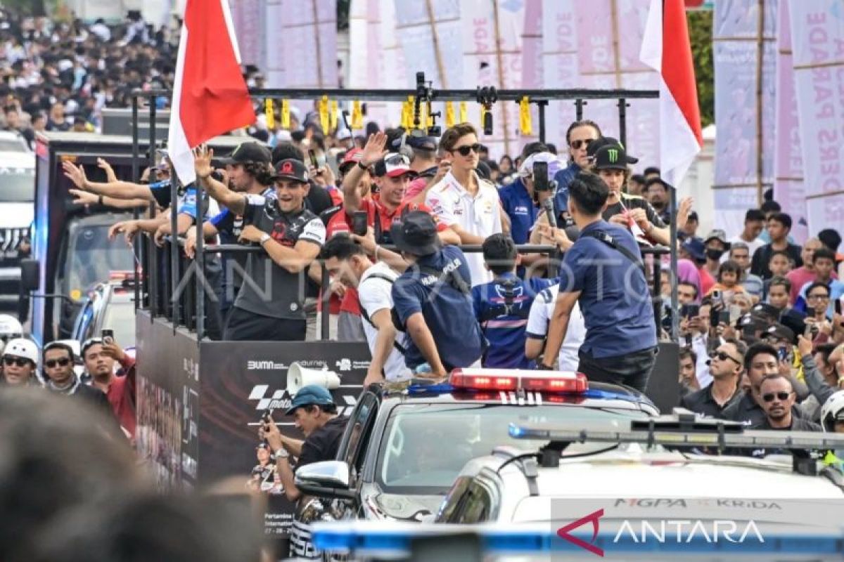 Puluhan ribu warga Mataram padati parade pembalap MotoGP