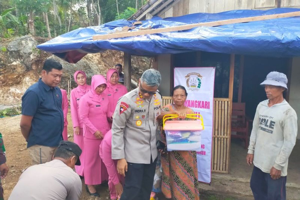 Polres Trenggalek salurkan bantuan untuk korban bencana puting beliung