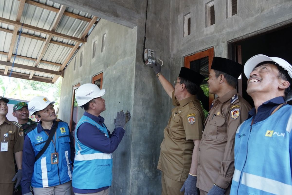 FOTO - Wabup-PLN terangi rumah warga pedalaman Pegunungan Meratus