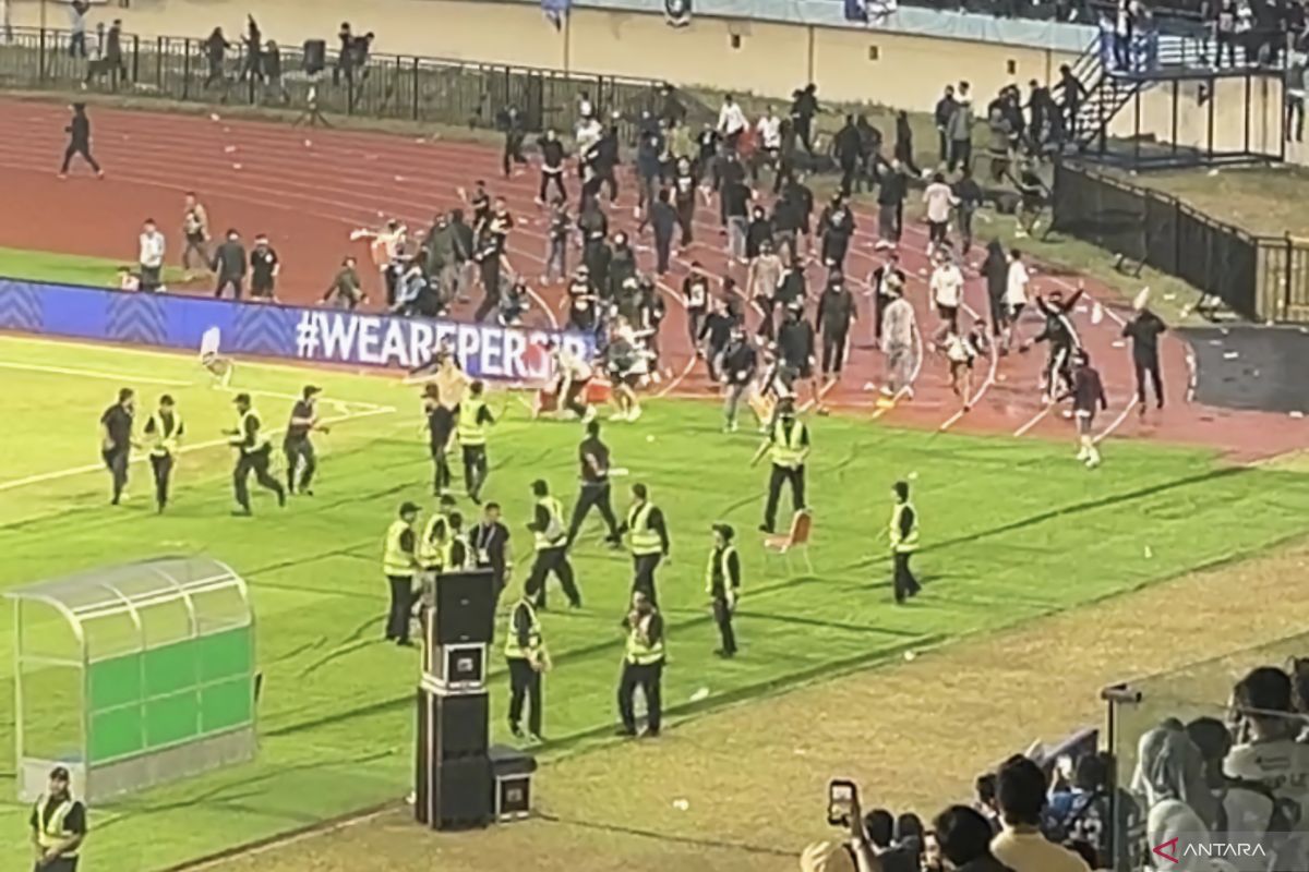 Panitia pelaksana laga Persib Bandung lawan Persija yang berakhir ricuh didenda Rp295 juta