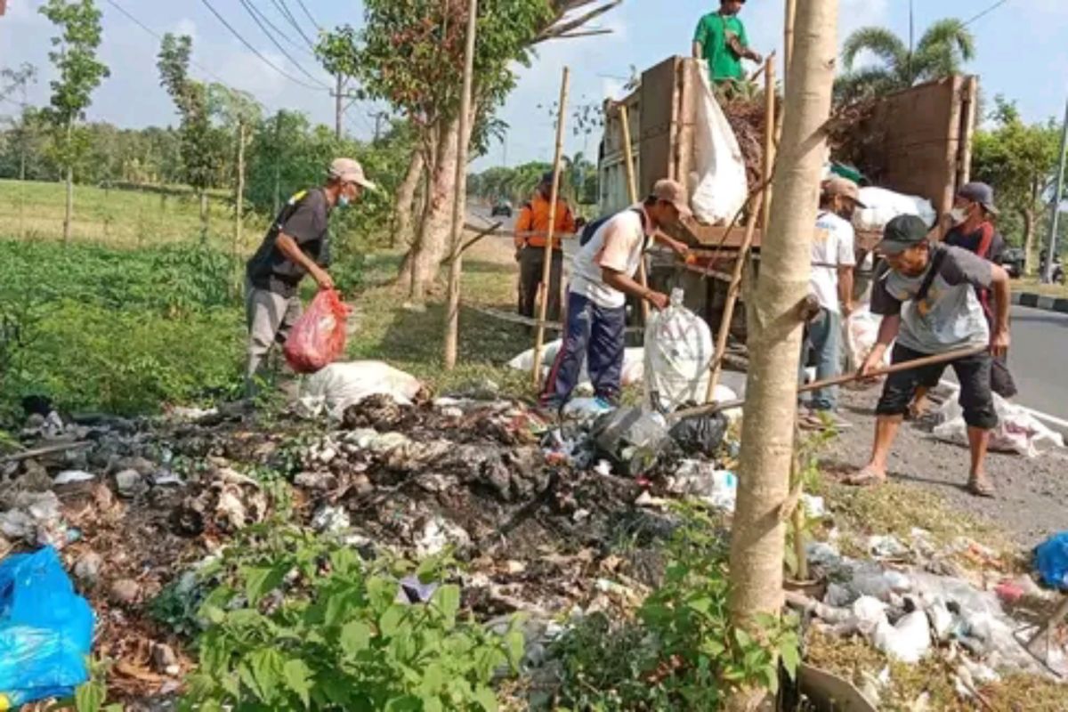 Jelang MotoGP 2024, Pemkab Lombok Tengah bersihkan sampah di sepanjang bypass