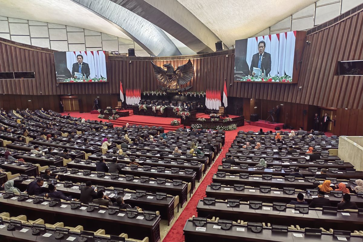 Ketua  MPR buka sidang paripurna akhir dengan dua bait pantun